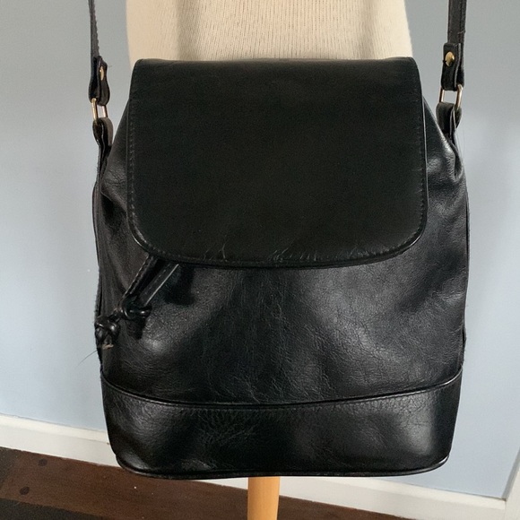 Genuine black leather crossbody-shoulder bag with front flap / backpack styling - Picture 12 of 14